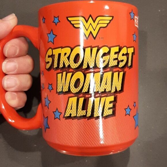 Wonder Woman Insulated Lunch Bag with Collectible Coffee Mug - Picture 3 of 16